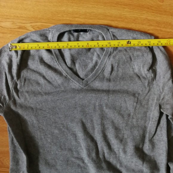 COPY - Grey v-neck sweater J. Crew - Picture 5 of 6